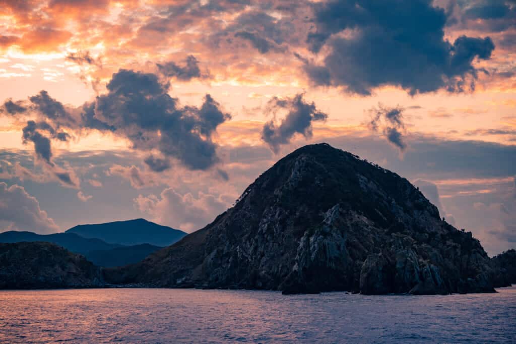 Lever de soleil nuageux sur les îles de Goto