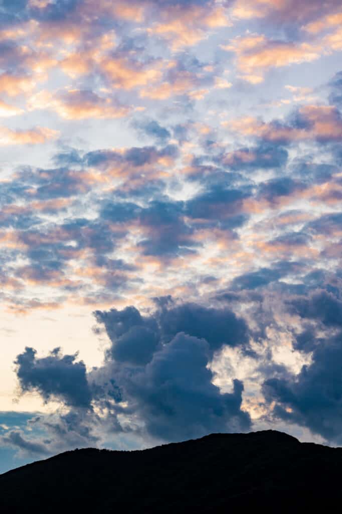 ciel nuageux lors d'un lever de soleil sur une île japonaise