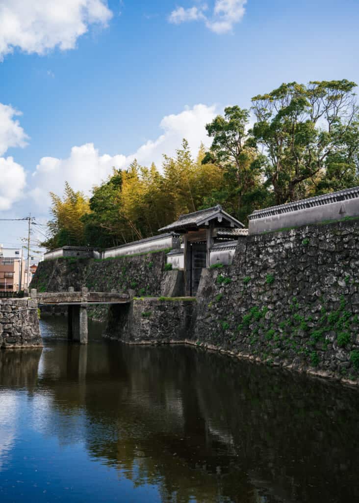 Douves et portes du château d’Ishida dans la ville de Goto