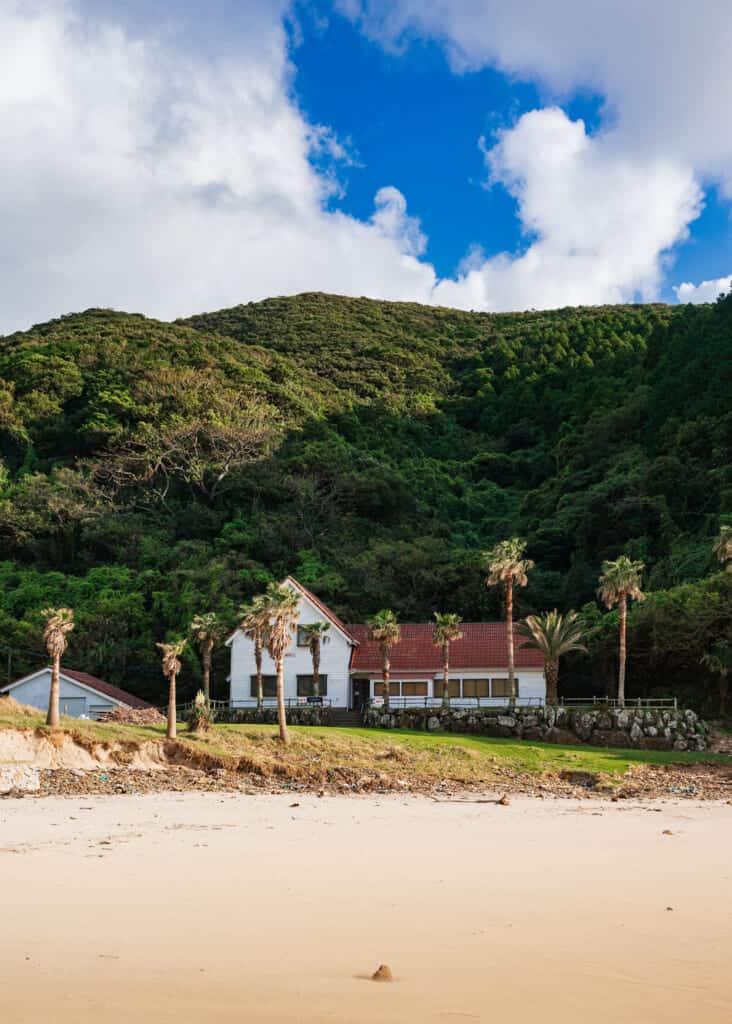 Palmiers et restaurants à la plage de Takahama, îles de Goto