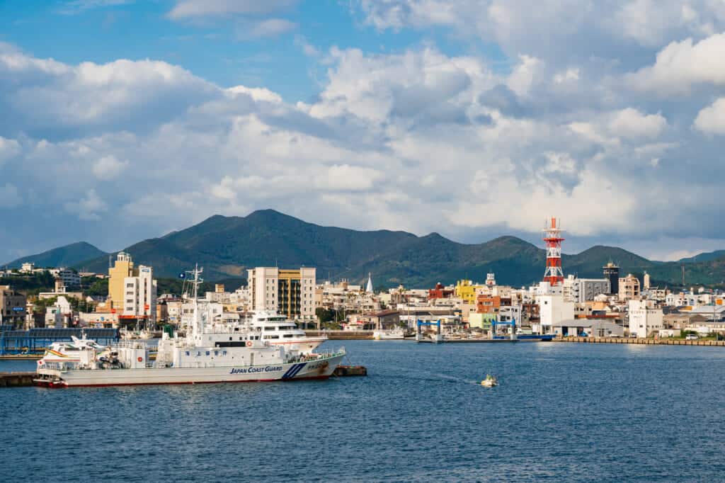 Un ferry approchant de la ville de Goto dans la préfecture de Nagasaki