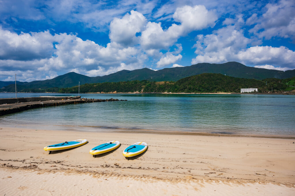stand up paddle (sup) sur une plage