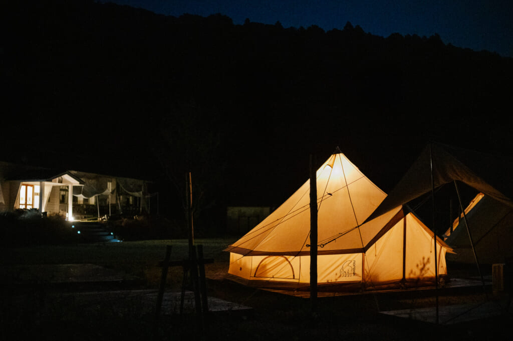 tente éclairée en pleine nuit