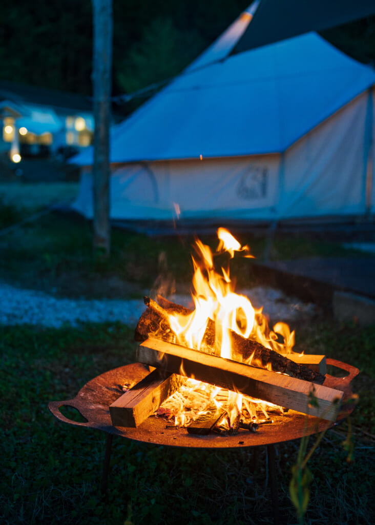 Feu de camp sur les îles Goto à Nordisk Village