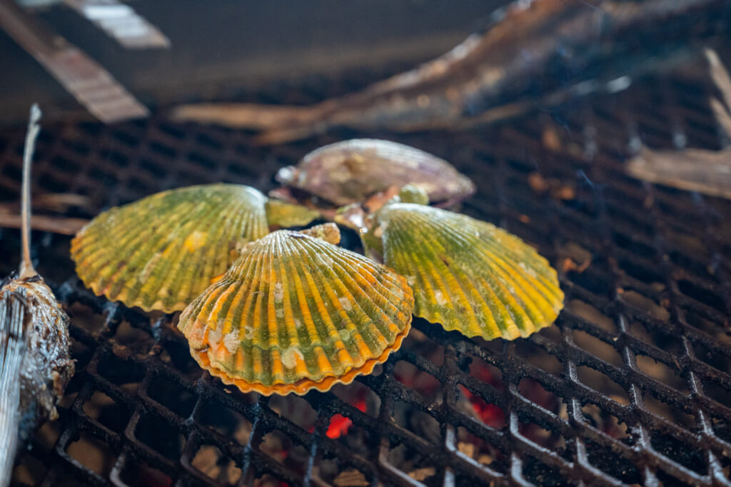 coquilles st jacques entrain de cuire sur un barbecue japonais