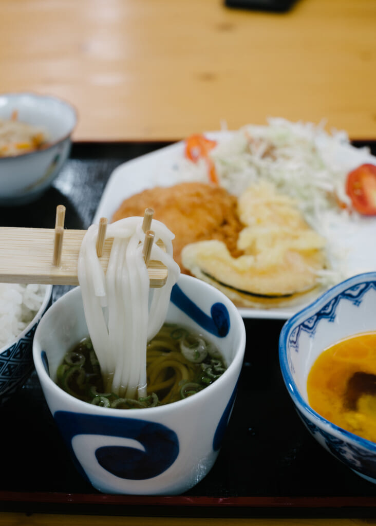 des udon de Goto trempés dans une sauce tsuyu