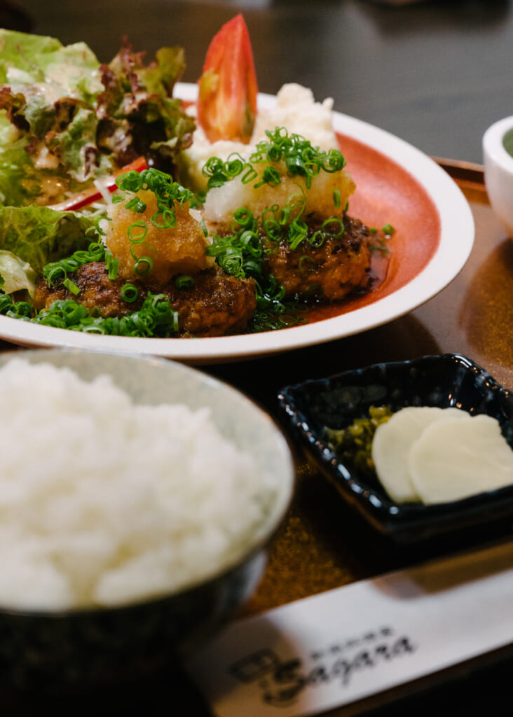 un plat de oroshi hamburg dans un restaurant à Goto