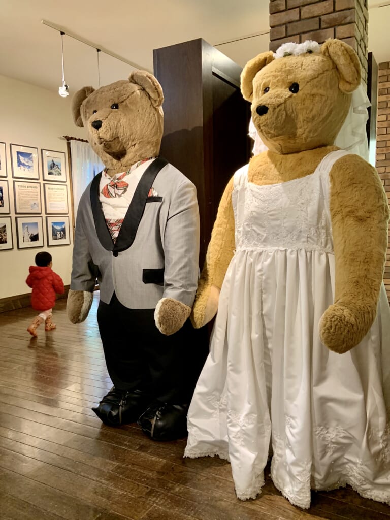 immenses ours en peluches au musée de l'ours en peluche dans la préfecture de Tochigi