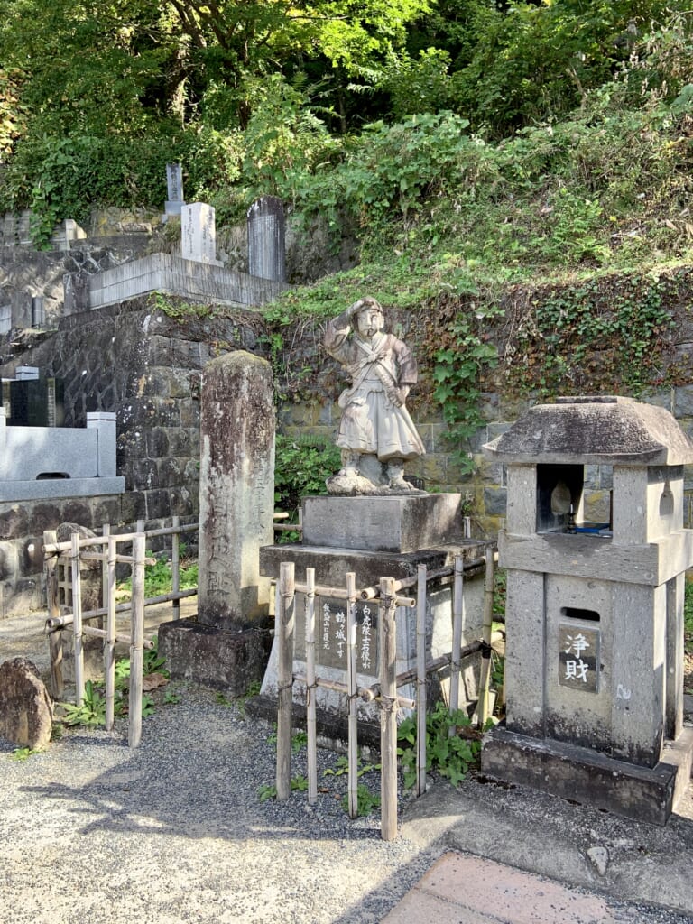 tombe de samouraïs dans la préfecture de fukushima