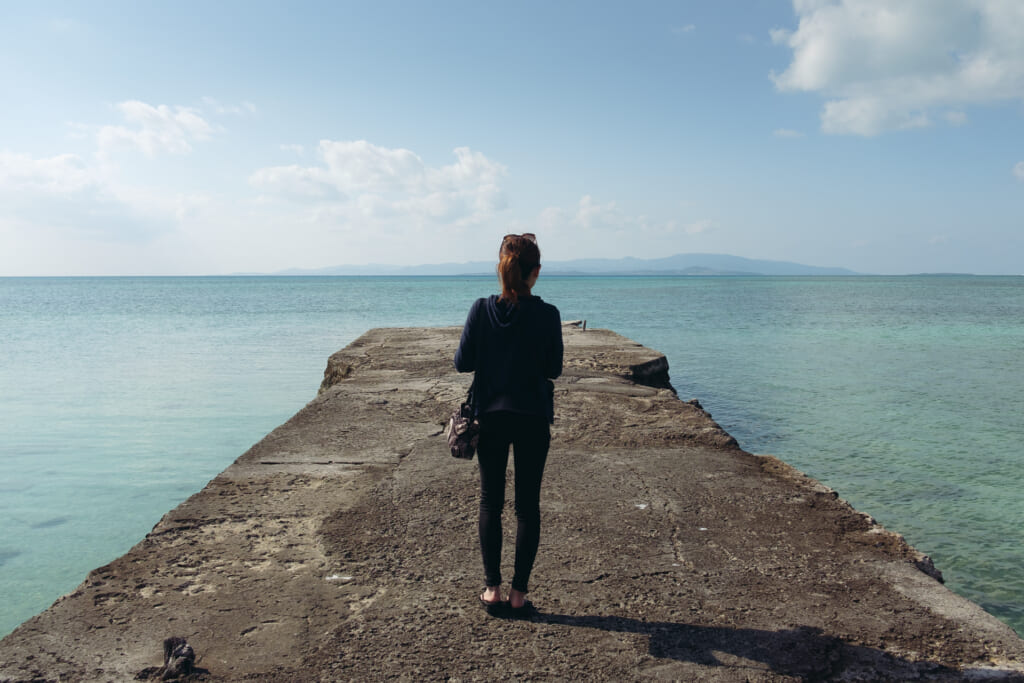Avancée sur l'océan à Taketomi, une île de l'archipel d'Okinawa