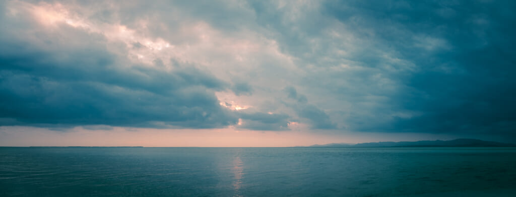 Coucher de soleil sur l'océan à Taketomi, dans l'archipel d'Okinawa