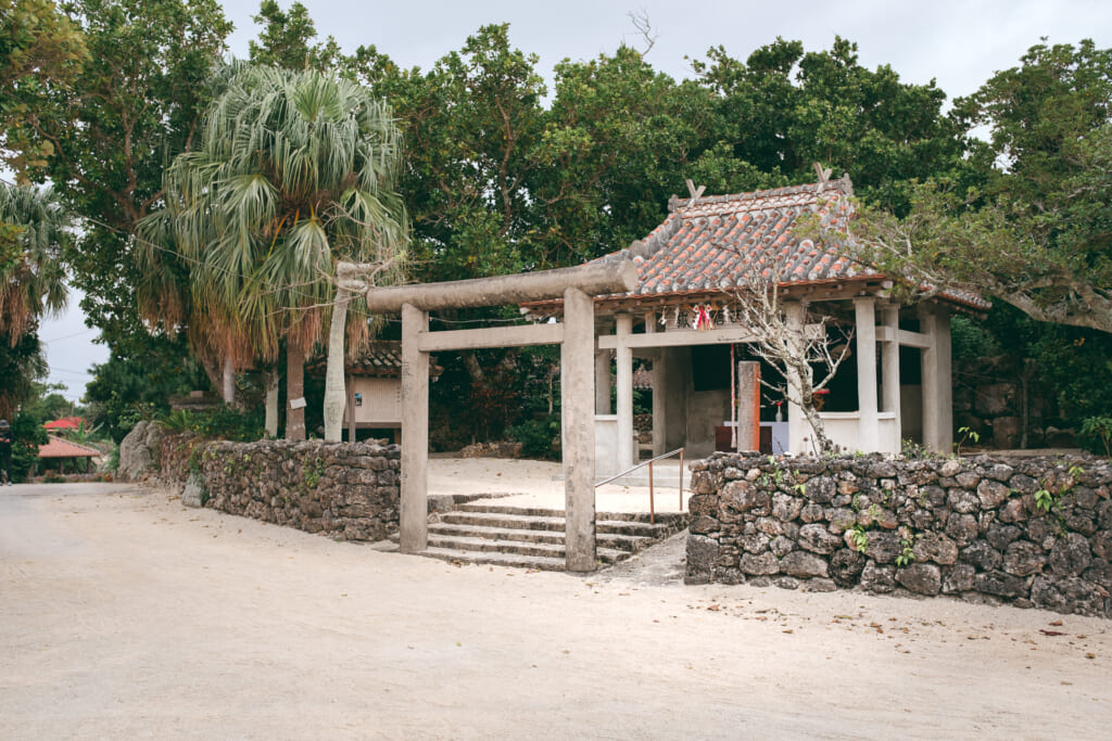 Sanctuaire à Taketomi décoré pour le nouvel an