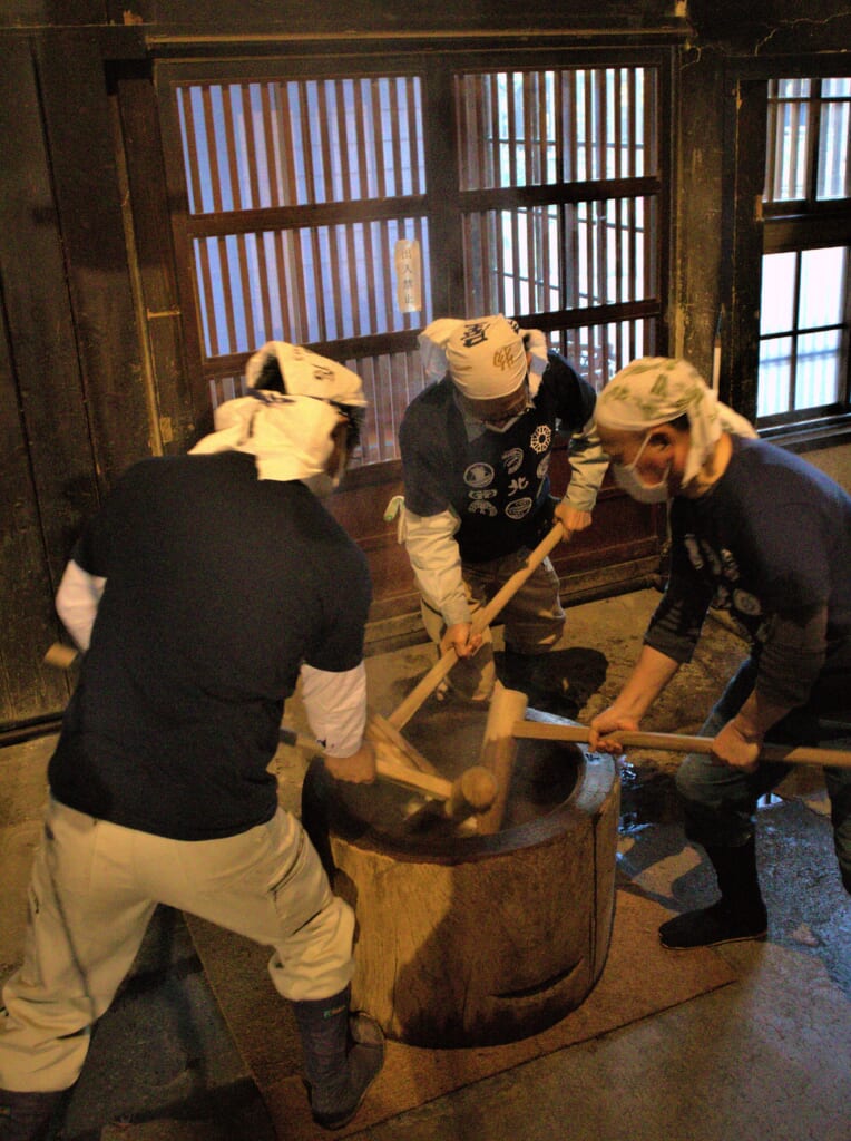 Mochi-tsuki, battage du mochi