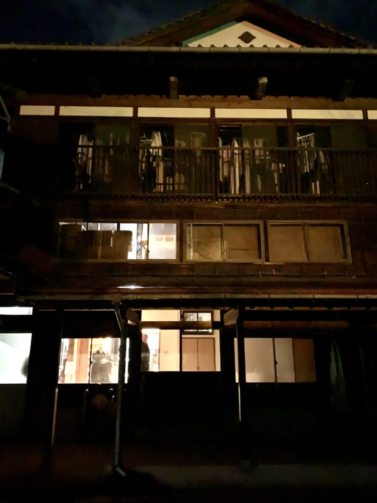 Temple bouddhiste en pleine nuit