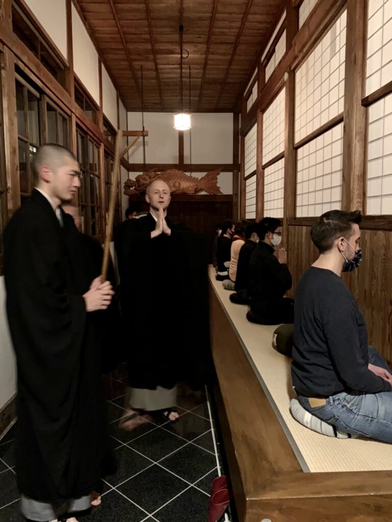 Séance de méditation zazen et moine pratiquant le gasshō