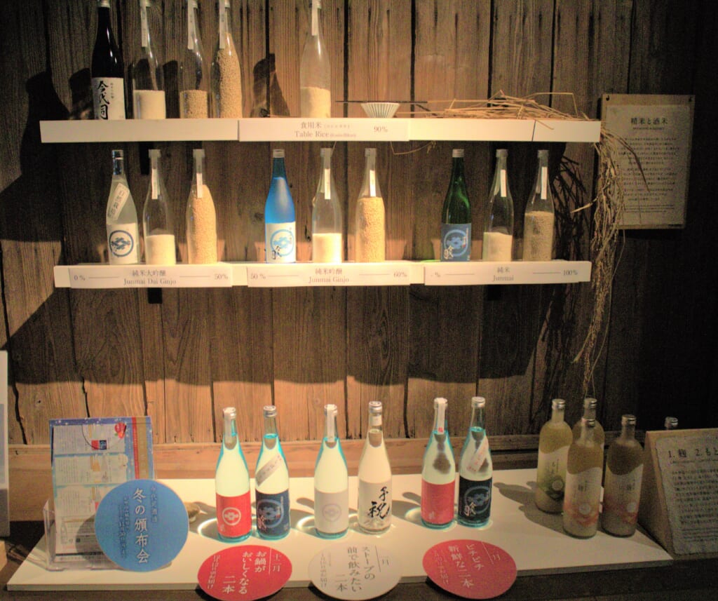 bouteilles de saké dans une brasserie à Niigata