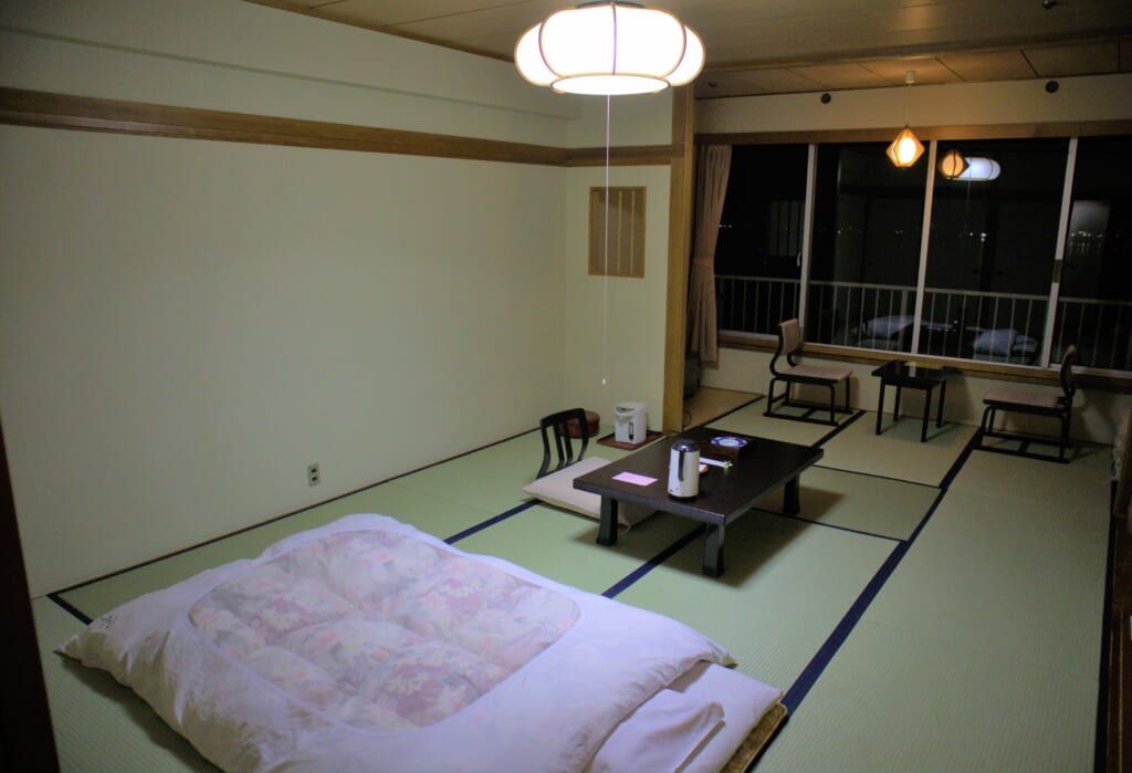 Chambre sur tatami avec futon dans un hôtel japonais