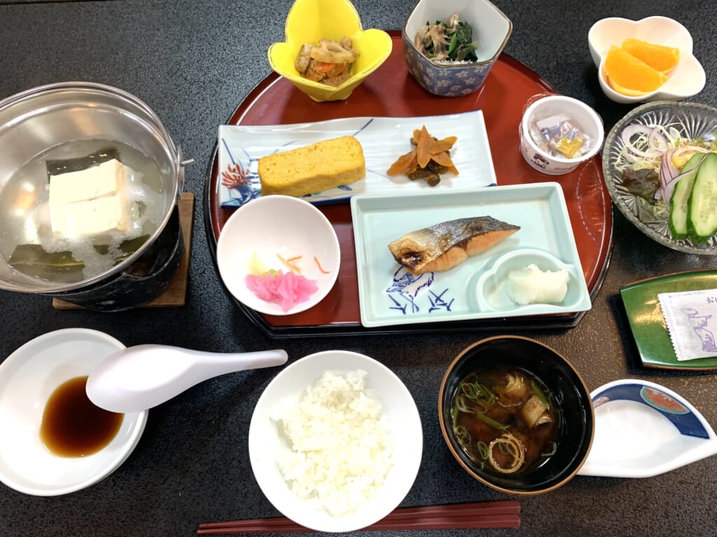 Petit déjeuner dans un ryokan sur l'île de Sado