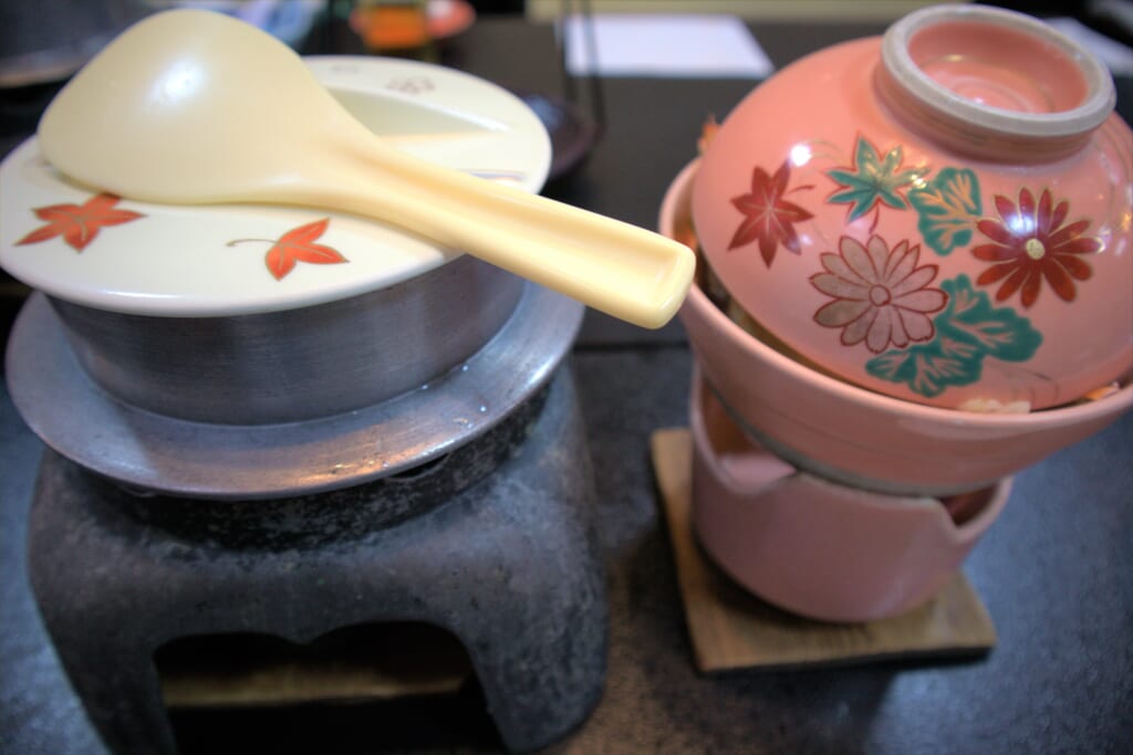 Repas dans un hôtel sur l'île de Sado
