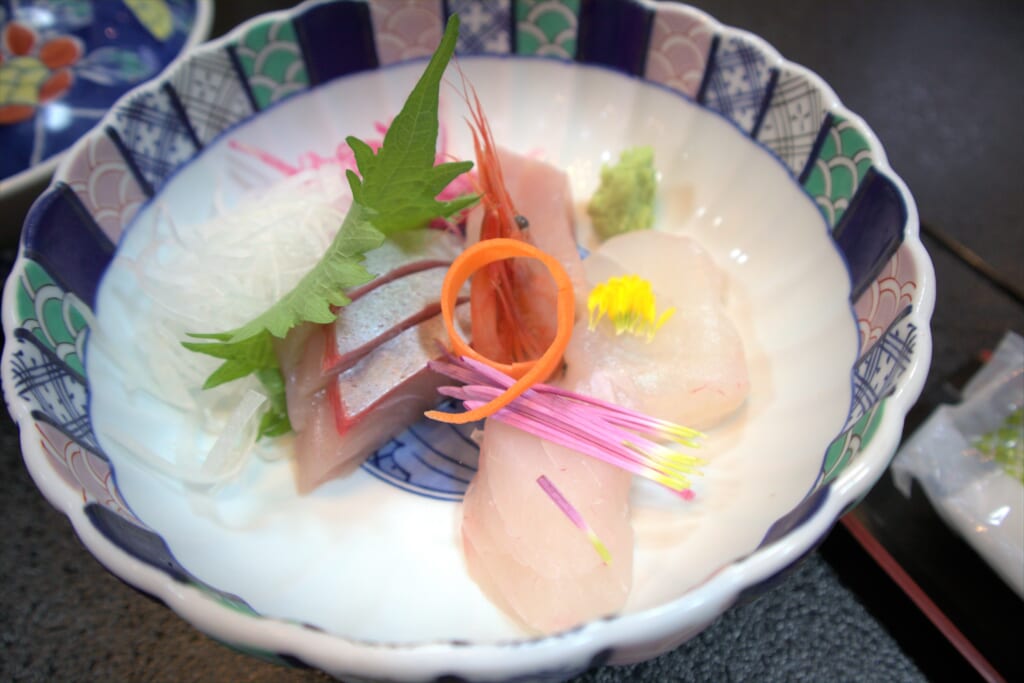 Sashimis dans le restaurant d'un hôtel de l'île de Sado
