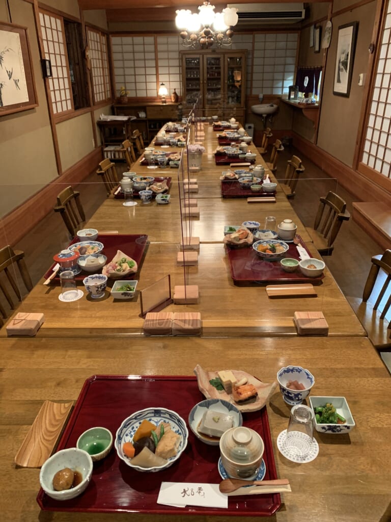 Tablée dans un ryokan à Niigata
