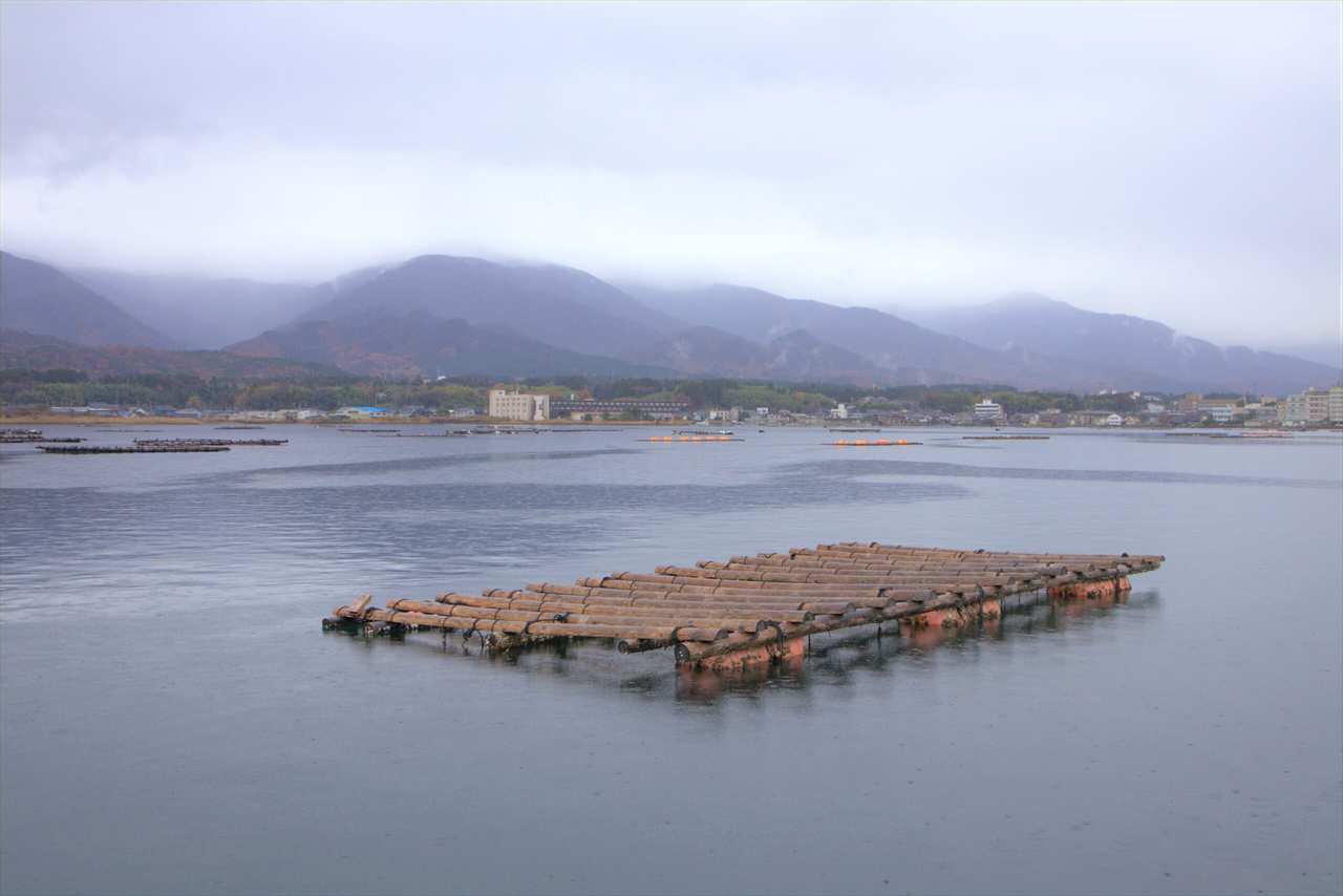 Installations ostréicoles sur un lac de l'île de Sado