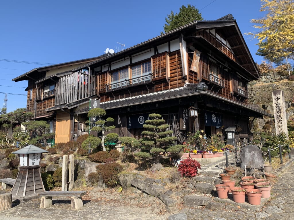 Magome, une maison japonaise traditionnelle fleurie