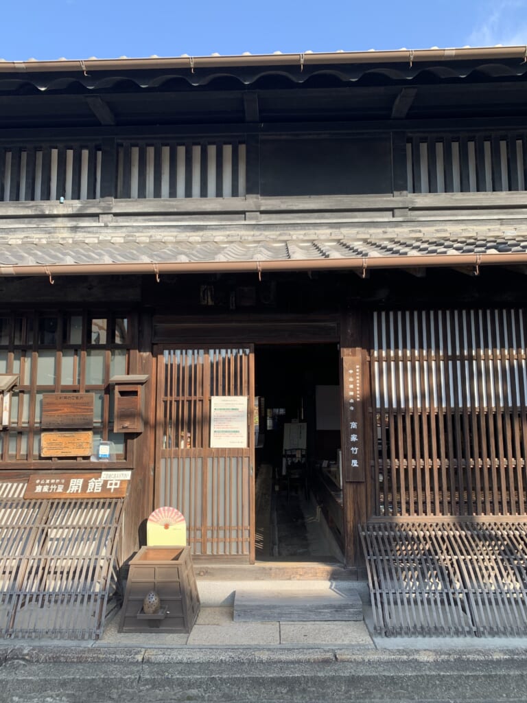 Façade en bois d'une ancienne maison japonaise traditionnelle