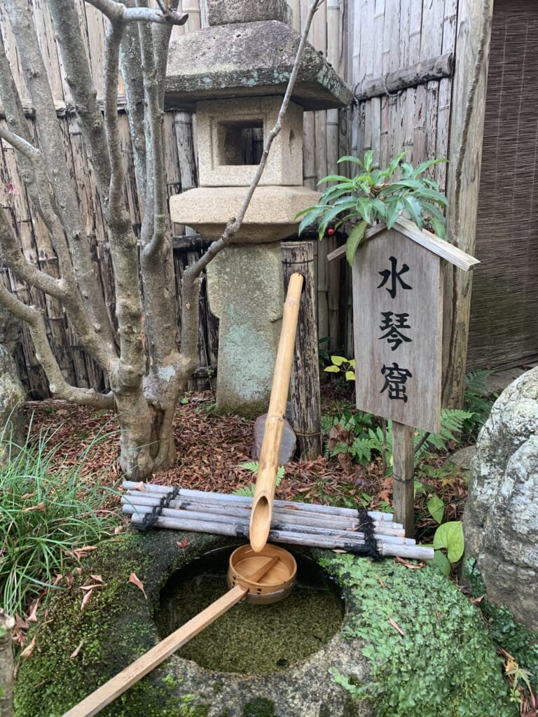 Fontaine dans un jardin japonais