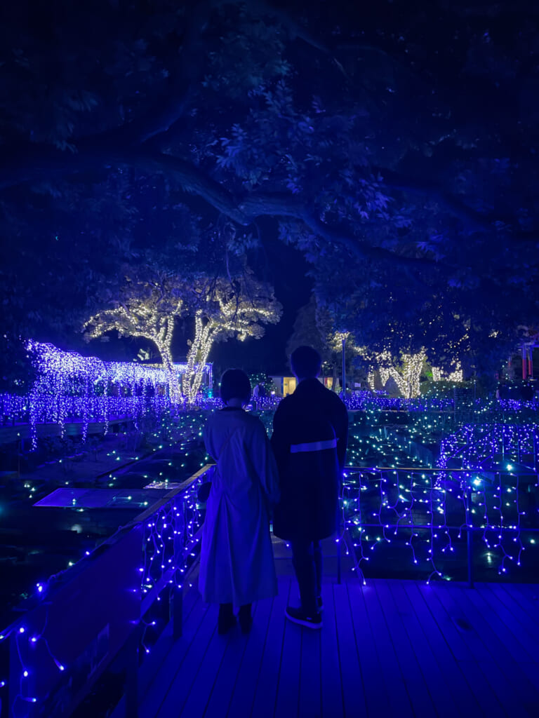 Un couple devant les illuminations d'Enoshima. © Lucia Tsujiguchi