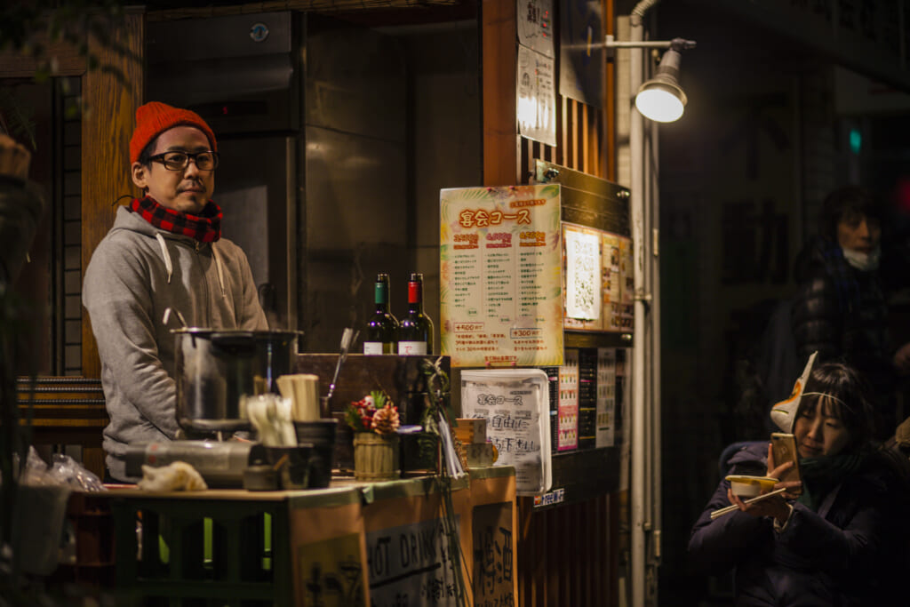 stands de saké chaud dans les rues de Tokyo pour le nouvel an