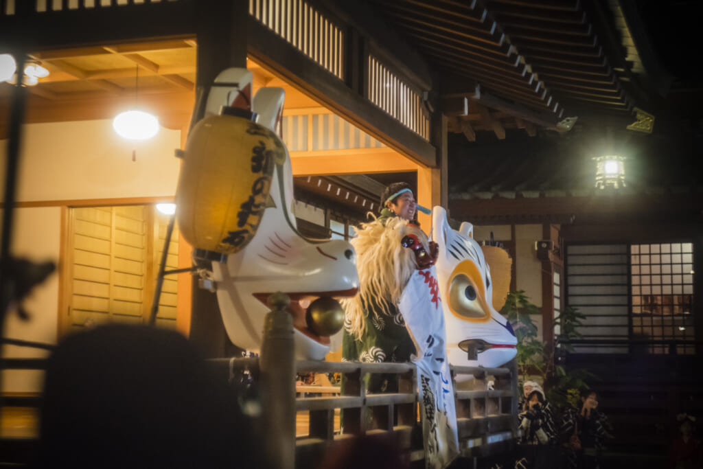 danse rituelle kagura pour célébrer le début de l'année