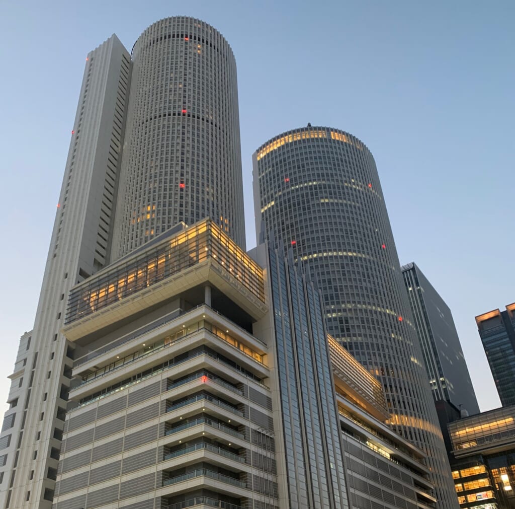 Nagoya JR Central Towers au crépuscule