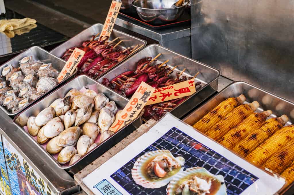 Fruits de mer en vente dans les rues d'Enoshima