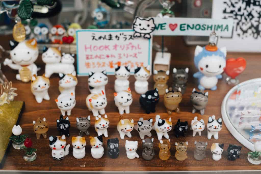 petites figurines de chats dans une boutique souvenir d'Enoshima