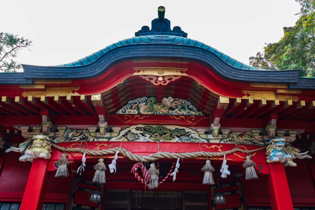 Décorations colorées d'un sanctuaire japonais