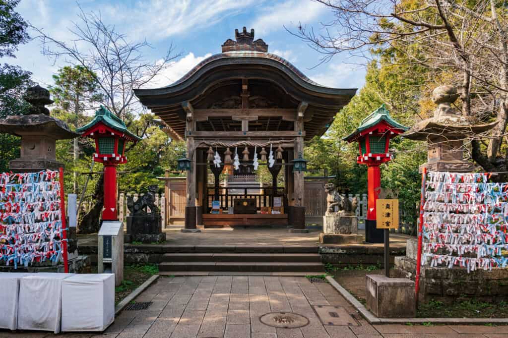le sanctuaire d'Okutsumiya, l'un des trois sanctuaires d'Enoshima