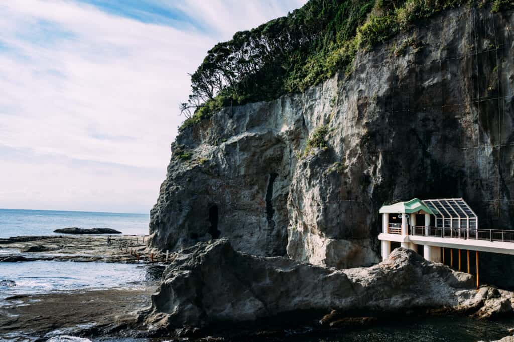 Les grottes d'Enoshima Iwaya vues de l'extérieur