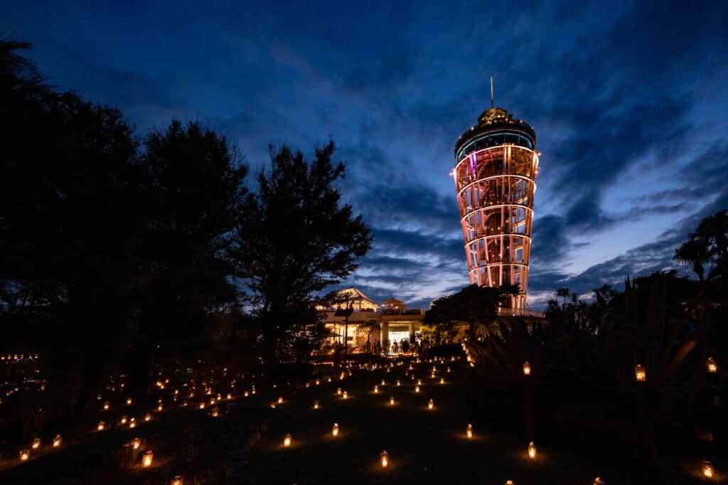 le phare d'enoshima durant le shonan candle festival