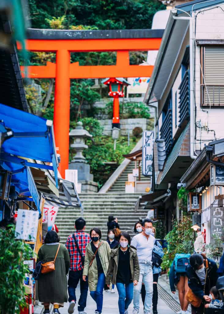 l'agréable rue commerçante de l'île d'Enoshima