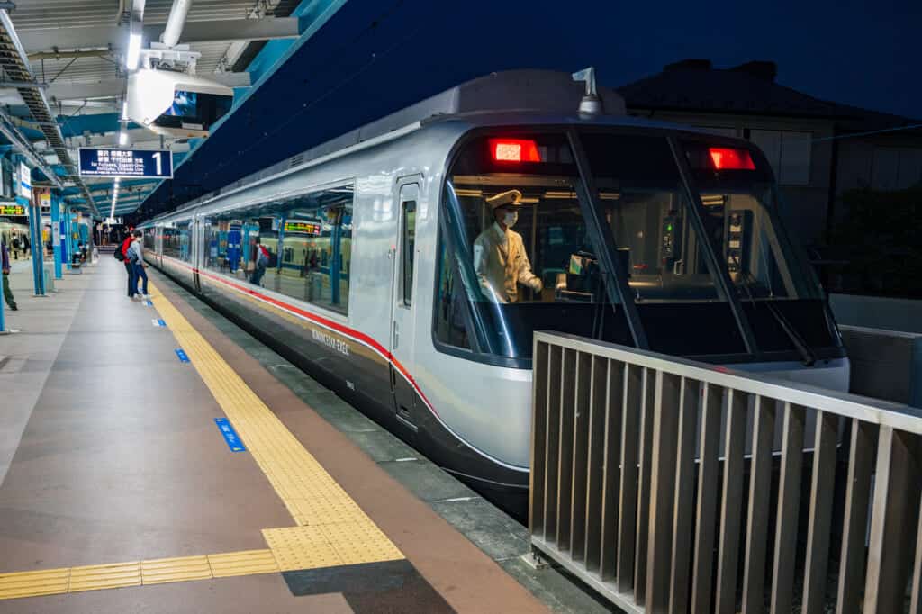 train en direction d'enoshima