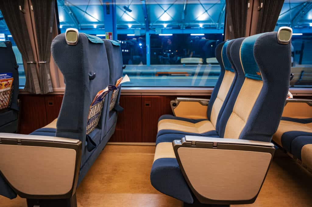 l'intérieur d'un train de la compagnie odakyu