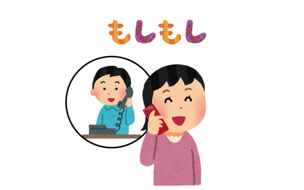 Japonaise appelant un ami au téléphone "moshi moshi"