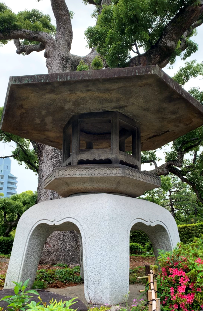 une lanterne en pierres dans le jardin de Sorakuen