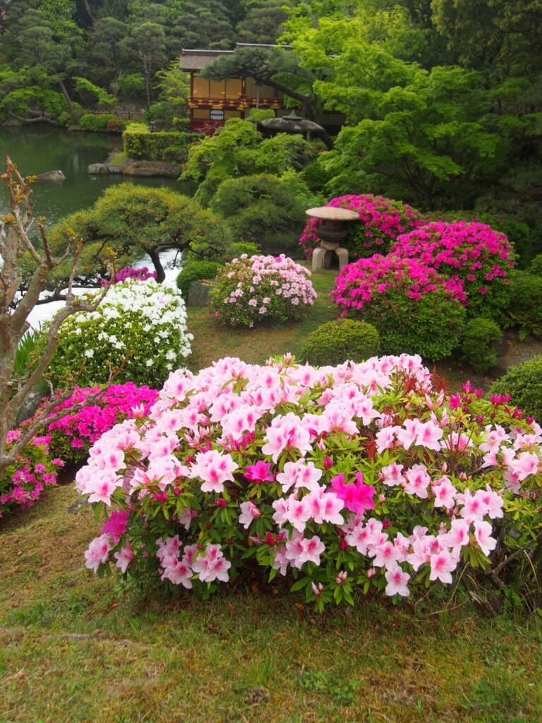 un funayakata dans un jardin japonais