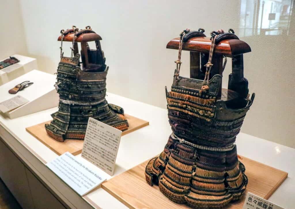 Anciennes armures dans le musée sur les pirates japonais dans les îles de setouchi