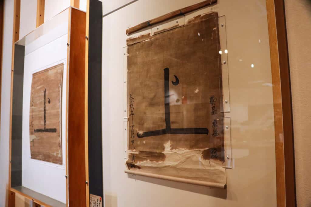 un drapeau de pirates japonais dans un musée des îles de setouchi