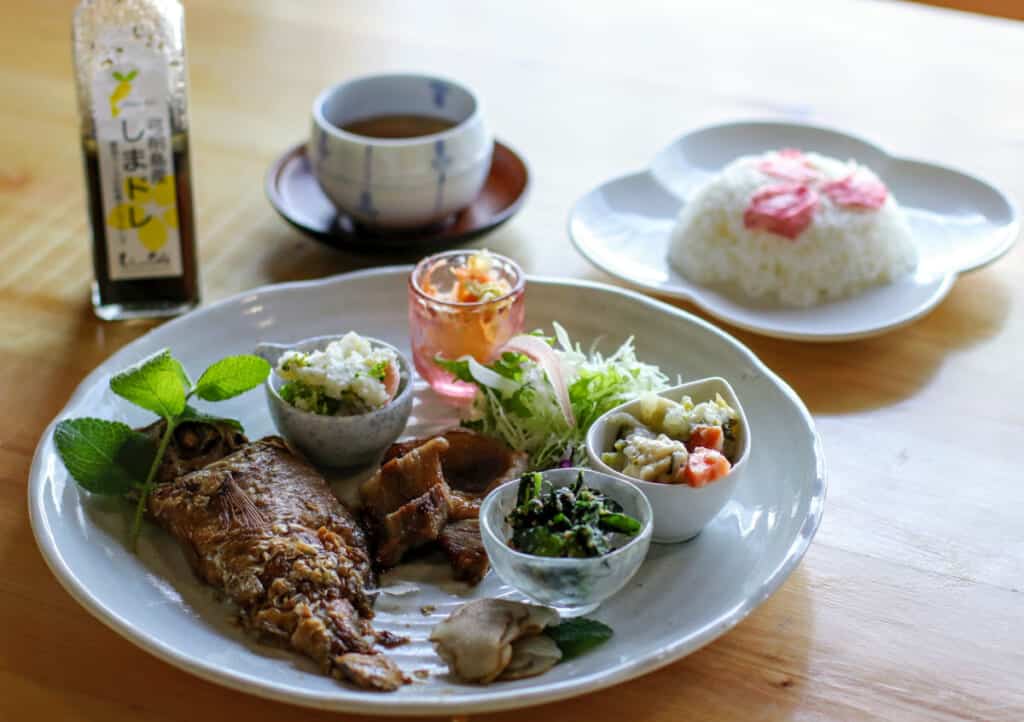 repas au shimade cafe, sur l'île de yuge