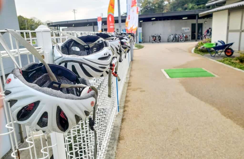 casques de vélo dans un centre de location de vélo le long de la shimanami kaido