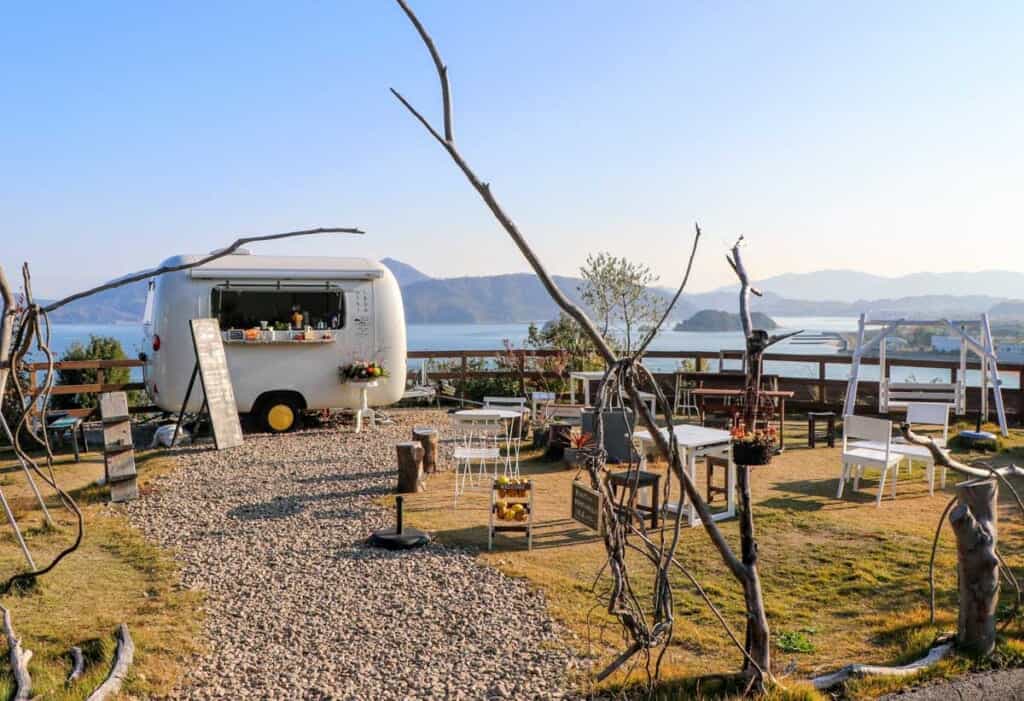 un petit café en extérieur dur une île de setouchi